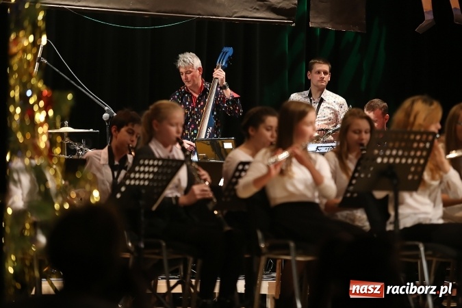 Zdjęcie w galerii na portalu naszraciborz.pl: Ale wkoło jest wesoło, czyli coroczna Gwiazdka Serc - koncert charytatywny w RCK wiadomości z regionu