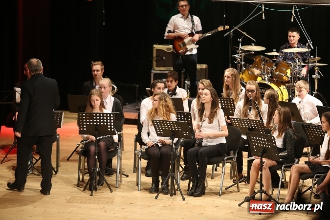 Zdjęcie w galerii na portalu naszraciborz.pl: Ale wkoło jest wesoło, czyli coroczna Gwiazdka Serc - koncert charytatywny w RCK wiadomości z regionu