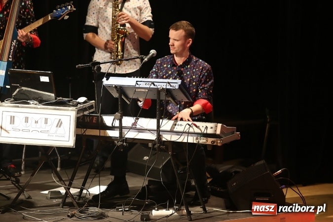 Zdjęcie w galerii na portalu naszraciborz.pl: Ale wkoło jest wesoło, czyli coroczna Gwiazdka Serc - koncert charytatywny w RCK wiadomości z regionu