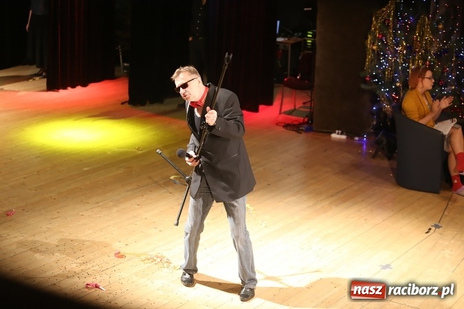 Zdjęcie w galerii na portalu naszraciborz.pl: Ale wkoło jest wesoło, czyli coroczna Gwiazdka Serc - koncert charytatywny w RCK wiadomości z regionu