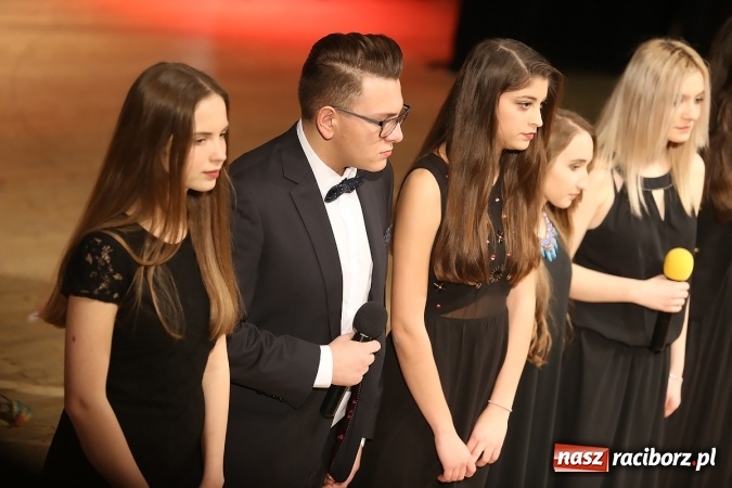 Zdjęcie w galerii na portalu naszraciborz.pl: Ale wkoło jest wesoło, czyli coroczna Gwiazdka Serc - koncert charytatywny w RCK wiadomości z regionu