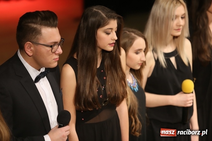 Zdjęcie w galerii na portalu naszraciborz.pl: Ale wkoło jest wesoło, czyli coroczna Gwiazdka Serc - koncert charytatywny w RCK wiadomości z regionu