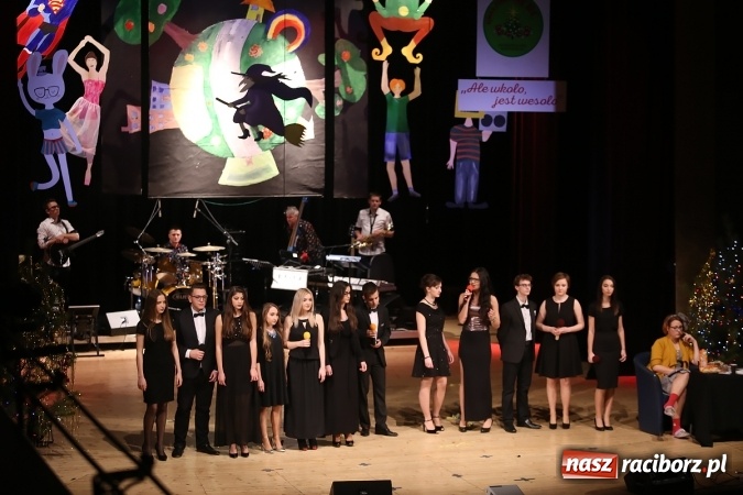 Zdjęcie w galerii na portalu naszraciborz.pl: Ale wkoło jest wesoło, czyli coroczna Gwiazdka Serc - koncert charytatywny w RCK wiadomości z regionu