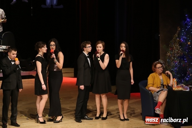 Zdjęcie w galerii na portalu naszraciborz.pl: Ale wkoło jest wesoło, czyli coroczna Gwiazdka Serc - koncert charytatywny w RCK wiadomości z regionu