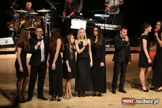 Zdjęcie w galerii na portalu naszraciborz.pl: Ale wkoło jest wesoło, czyli coroczna Gwiazdka Serc - koncert charytatywny w RCK wiadomości z regionu