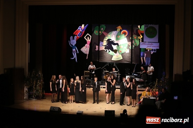 Zdjęcie w galerii na portalu naszraciborz.pl: Ale wkoło jest wesoło, czyli coroczna Gwiazdka Serc - koncert charytatywny w RCK wiadomości z regionu