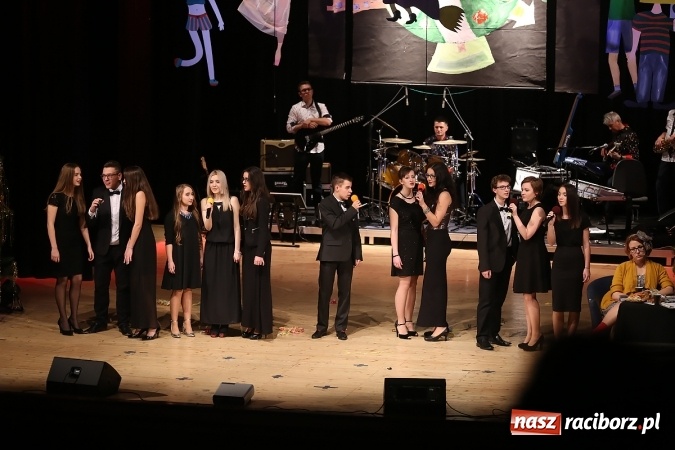 Zdjęcie w galerii na portalu naszraciborz.pl: Ale wkoło jest wesoło, czyli coroczna Gwiazdka Serc - koncert charytatywny w RCK wiadomości z regionu