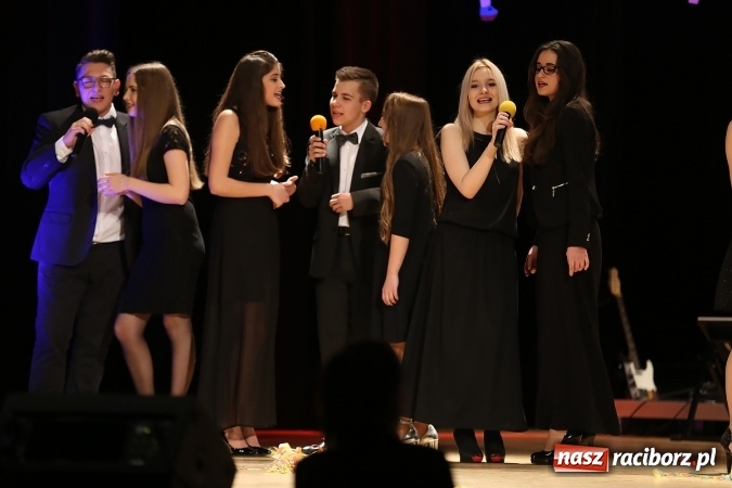 Zdjęcie w galerii na portalu naszraciborz.pl: Ale wkoło jest wesoło, czyli coroczna Gwiazdka Serc - koncert charytatywny w RCK wiadomości z regionu