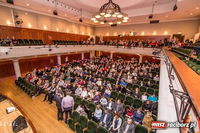 Zdjęcie w galerii na portalu naszraciborz.pl: Ale wkoło jest wesoło, czyli coroczna Gwiazdka Serc - koncert charytatywny w RCK wiadomości z regionu