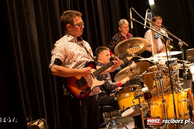 Zdjęcie w galerii na portalu naszraciborz.pl: Ale wkoło jest wesoło, czyli coroczna Gwiazdka Serc - koncert charytatywny w RCK wiadomości z regionu