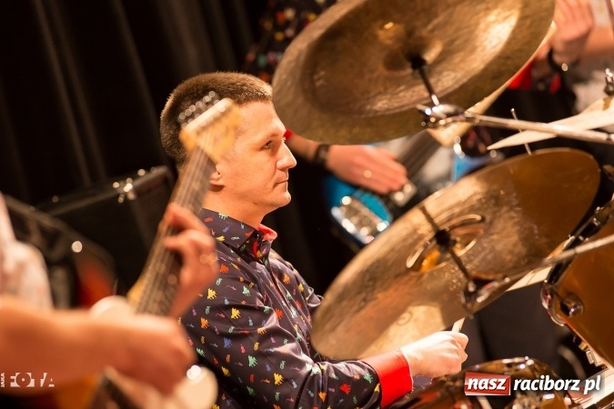 Zdjęcie w galerii na portalu naszraciborz.pl: Ale wkoło jest wesoło, czyli coroczna Gwiazdka Serc - koncert charytatywny w RCK wiadomości z regionu