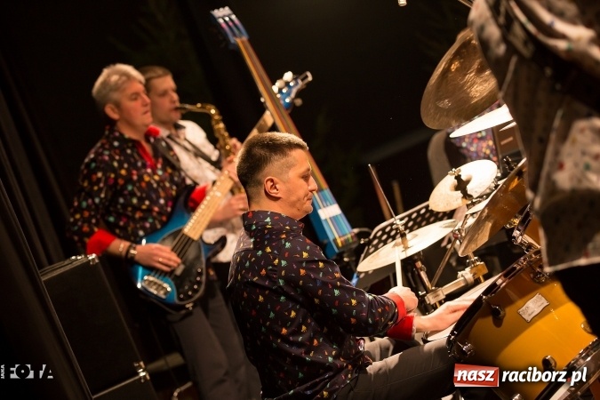 Zdjęcie w galerii na portalu naszraciborz.pl: Ale wkoło jest wesoło, czyli coroczna Gwiazdka Serc - koncert charytatywny w RCK wiadomości z regionu