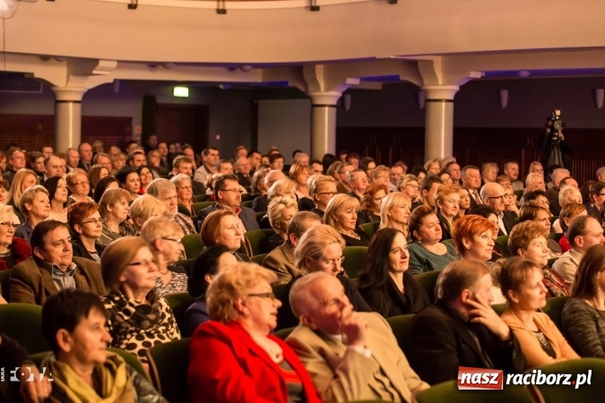 Zdjęcie w galerii na portalu naszraciborz.pl: Ale wkoło jest wesoło, czyli coroczna Gwiazdka Serc - koncert charytatywny w RCK wiadomości z regionu