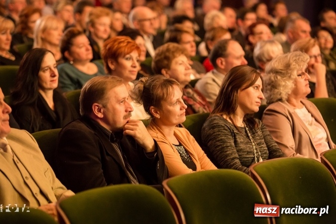 Zdjęcie w galerii na portalu naszraciborz.pl: Ale wkoło jest wesoło, czyli coroczna Gwiazdka Serc - koncert charytatywny w RCK wiadomości z regionu