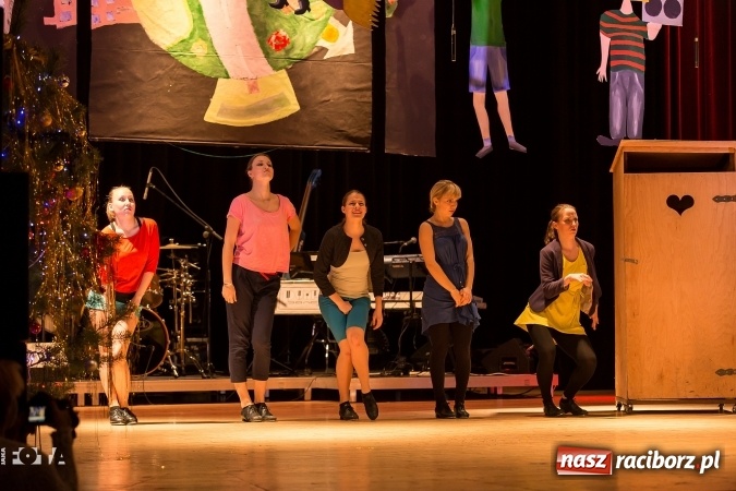 Zdjęcie w galerii na portalu naszraciborz.pl: Ale wkoło jest wesoło, czyli coroczna Gwiazdka Serc - koncert charytatywny w RCK wiadomości z regionu