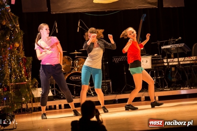 Zdjęcie w galerii na portalu naszraciborz.pl: Ale wkoło jest wesoło, czyli coroczna Gwiazdka Serc - koncert charytatywny w RCK wiadomości z regionu