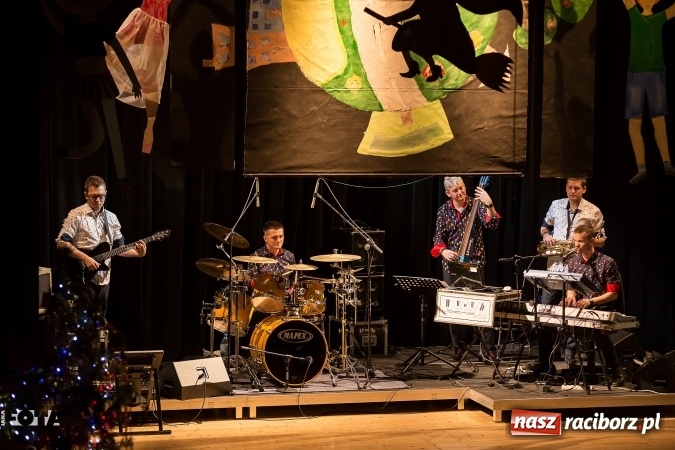 Zdjęcie w galerii na portalu naszraciborz.pl: Ale wkoło jest wesoło, czyli coroczna Gwiazdka Serc - koncert charytatywny w RCK wiadomości z regionu