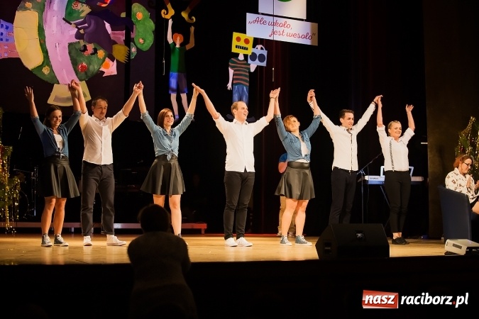 Zdjęcie w galerii na portalu naszraciborz.pl: Ale wkoło jest wesoło, czyli coroczna Gwiazdka Serc - koncert charytatywny w RCK wiadomości z regionu