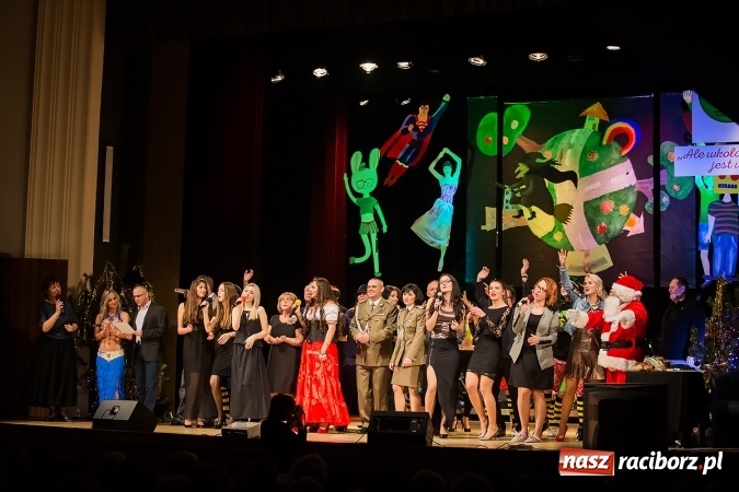 Zdjęcie w galerii na portalu naszraciborz.pl: Ale wkoło jest wesoło, czyli coroczna Gwiazdka Serc - koncert charytatywny w RCK wiadomości z regionu