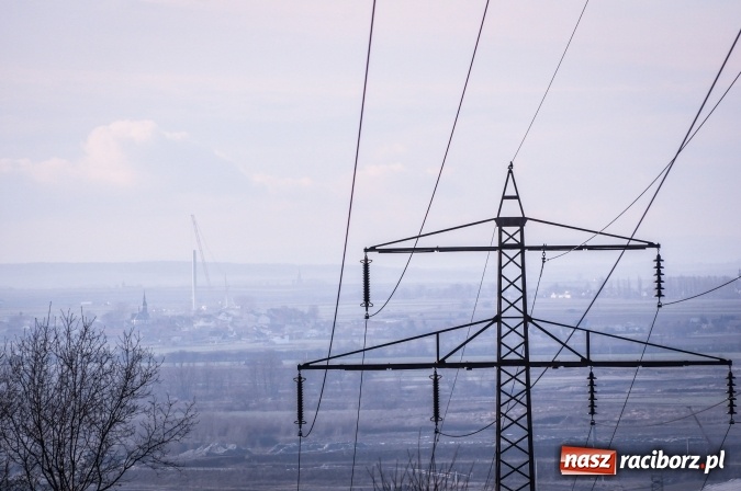 Zdjęcie w galerii na portalu naszraciborz.pl: Budowa turbiny wiatrowej w Wojnowicach widziana ze wzgórza Widok w Brzeziu wiadomości z regionu
