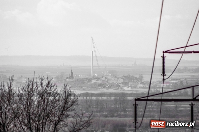 Zdjęcie w galerii na portalu naszraciborz.pl: Budowa turbiny wiatrowej w Wojnowicach widziana ze wzgórza Widok w Brzeziu wiadomości z regionu