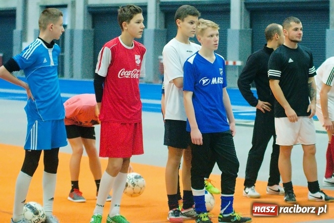 Zdjęcie w galerii na portalu naszraciborz.pl: Byli gracze Ekstraklasy wygrali turniej siatkonogi. Strażacy z Wodzisławia drudzy wiadomości z regionu