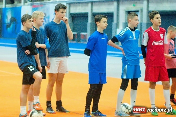 Zdjęcie w galerii na portalu naszraciborz.pl: Byli gracze Ekstraklasy wygrali turniej siatkonogi. Strażacy z Wodzisławia drudzy wiadomości z regionu