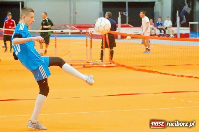 Zdjęcie w galerii na portalu naszraciborz.pl: Byli gracze Ekstraklasy wygrali turniej siatkonogi. Strażacy z Wodzisławia drudzy wiadomości z regionu