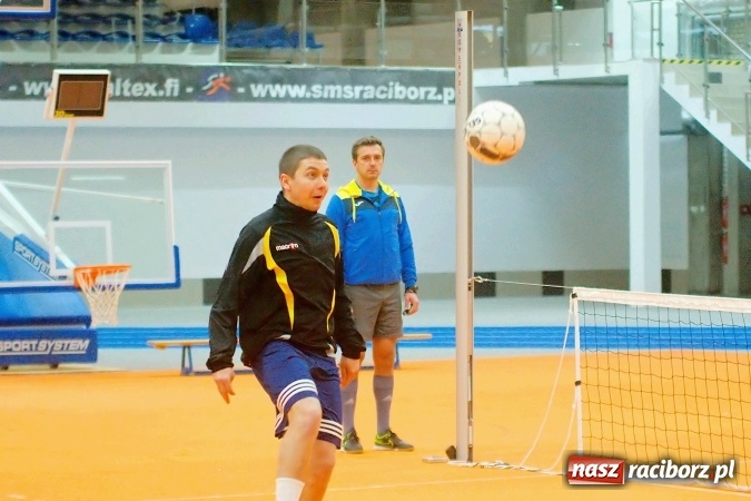 Zdjęcie w galerii na portalu naszraciborz.pl: Byli gracze Ekstraklasy wygrali turniej siatkonogi. Strażacy z Wodzisławia drudzy wiadomości z regionu