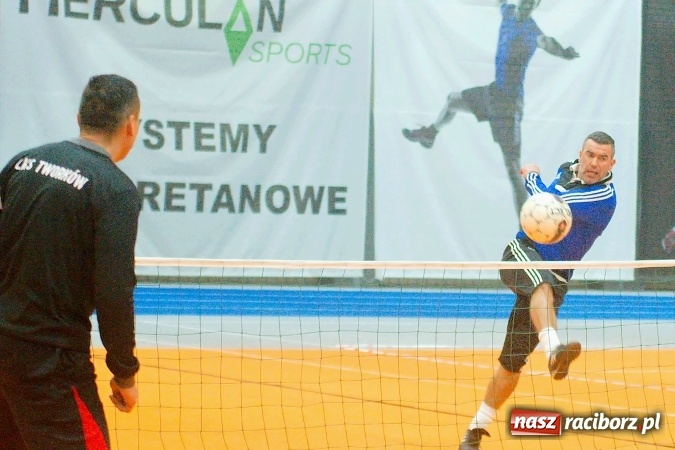 Zdjęcie w galerii na portalu naszraciborz.pl: Byli gracze Ekstraklasy wygrali turniej siatkonogi. Strażacy z Wodzisławia drudzy wiadomości z regionu