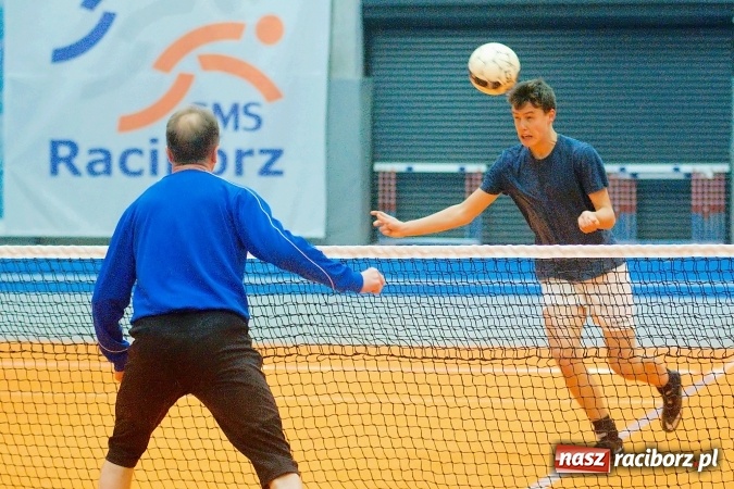 Zdjęcie w galerii na portalu naszraciborz.pl: Byli gracze Ekstraklasy wygrali turniej siatkonogi. Strażacy z Wodzisławia drudzy wiadomości z regionu