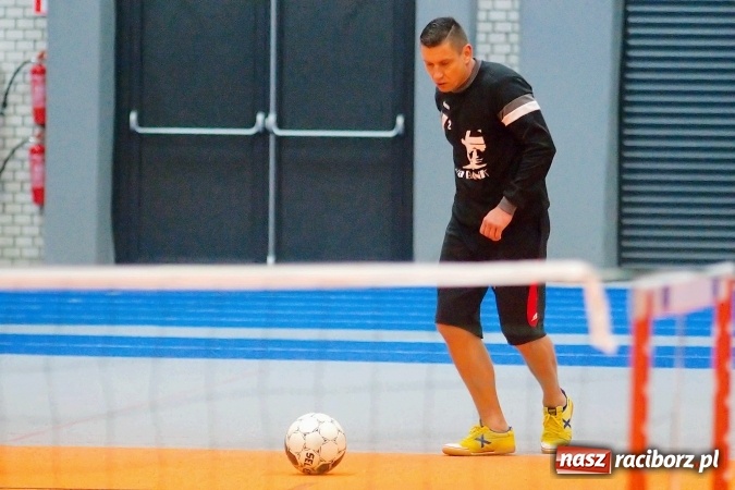 Zdjęcie w galerii na portalu naszraciborz.pl: Byli gracze Ekstraklasy wygrali turniej siatkonogi. Strażacy z Wodzisławia drudzy wiadomości z regionu