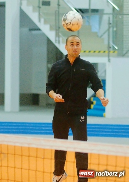 Zdjęcie w galerii na portalu naszraciborz.pl: Byli gracze Ekstraklasy wygrali turniej siatkonogi. Strażacy z Wodzisławia drudzy wiadomości z regionu