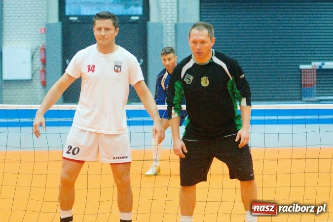 Zdjęcie w galerii na portalu naszraciborz.pl: Byli gracze Ekstraklasy wygrali turniej siatkonogi. Strażacy z Wodzisławia drudzy wiadomości z regionu