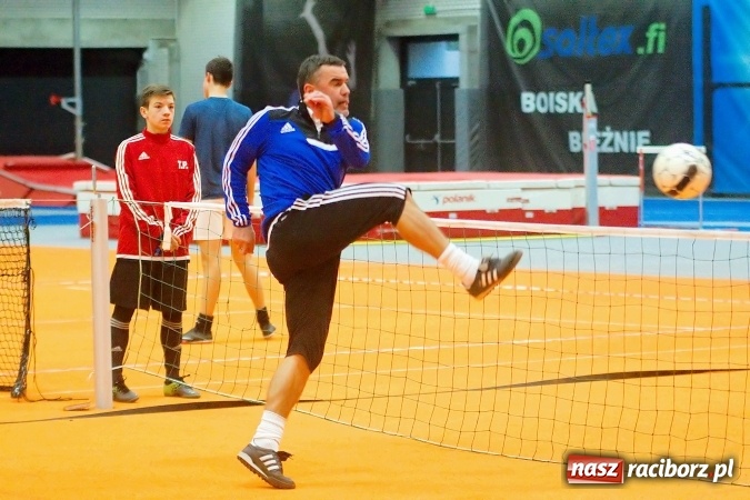 Zdjęcie w galerii na portalu naszraciborz.pl: Byli gracze Ekstraklasy wygrali turniej siatkonogi. Strażacy z Wodzisławia drudzy wiadomości z regionu