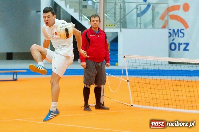 Zdjęcie w galerii na portalu naszraciborz.pl: Byli gracze Ekstraklasy wygrali turniej siatkonogi. Strażacy z Wodzisławia drudzy wiadomości z regionu