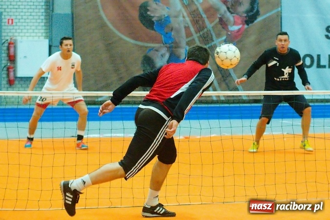 Zdjęcie w galerii na portalu naszraciborz.pl: Byli gracze Ekstraklasy wygrali turniej siatkonogi. Strażacy z Wodzisławia drudzy wiadomości z regionu