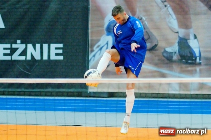 Zdjęcie w galerii na portalu naszraciborz.pl: Byli gracze Ekstraklasy wygrali turniej siatkonogi. Strażacy z Wodzisławia drudzy wiadomości z regionu