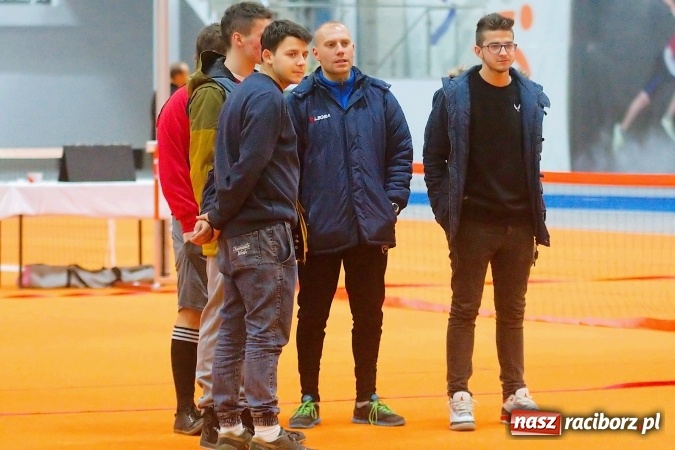Zdjęcie w galerii na portalu naszraciborz.pl: Byli gracze Ekstraklasy wygrali turniej siatkonogi. Strażacy z Wodzisławia drudzy wiadomości z regionu