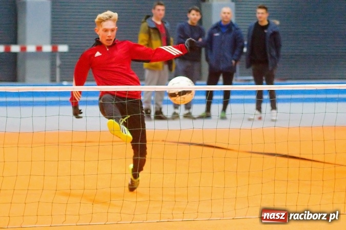 Zdjęcie w galerii na portalu naszraciborz.pl: Byli gracze Ekstraklasy wygrali turniej siatkonogi. Strażacy z Wodzisławia drudzy wiadomości z regionu