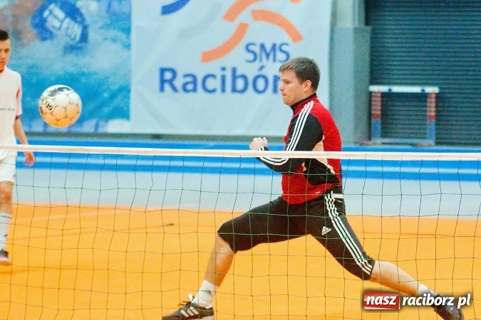 Zdjęcie w galerii na portalu naszraciborz.pl: Byli gracze Ekstraklasy wygrali turniej siatkonogi. Strażacy z Wodzisławia drudzy wiadomości z regionu