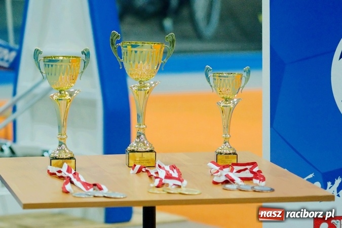 Zdjęcie w galerii na portalu naszraciborz.pl: Byli gracze Ekstraklasy wygrali turniej siatkonogi. Strażacy z Wodzisławia drudzy wiadomości z regionu