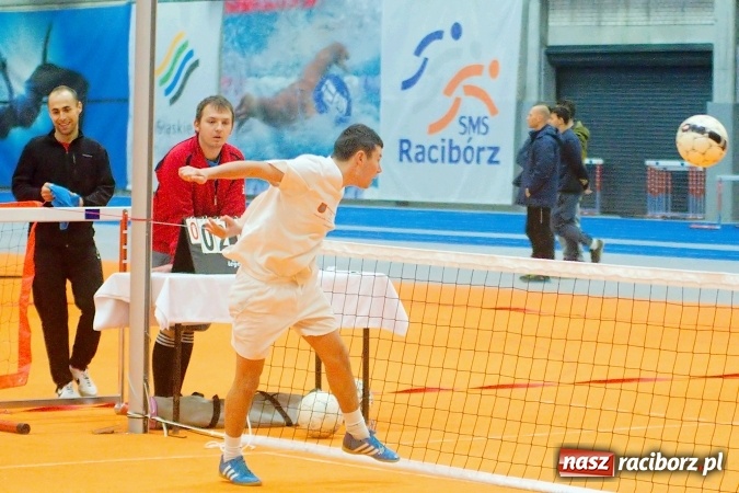 Zdjęcie w galerii na portalu naszraciborz.pl: Byli gracze Ekstraklasy wygrali turniej siatkonogi. Strażacy z Wodzisławia drudzy wiadomości z regionu