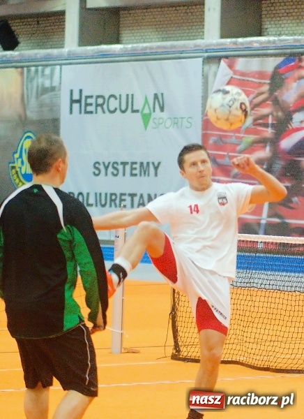 Zdjęcie w galerii na portalu naszraciborz.pl: Byli gracze Ekstraklasy wygrali turniej siatkonogi. Strażacy z Wodzisławia drudzy wiadomości z regionu
