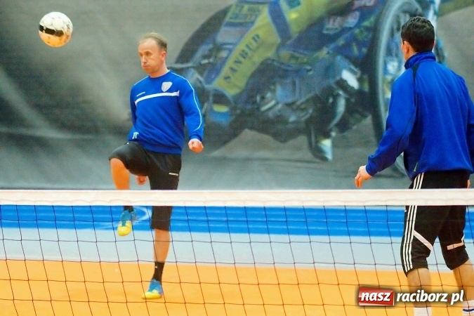 Zdjęcie w galerii na portalu naszraciborz.pl: Byli gracze Ekstraklasy wygrali turniej siatkonogi. Strażacy z Wodzisławia drudzy wiadomości z regionu