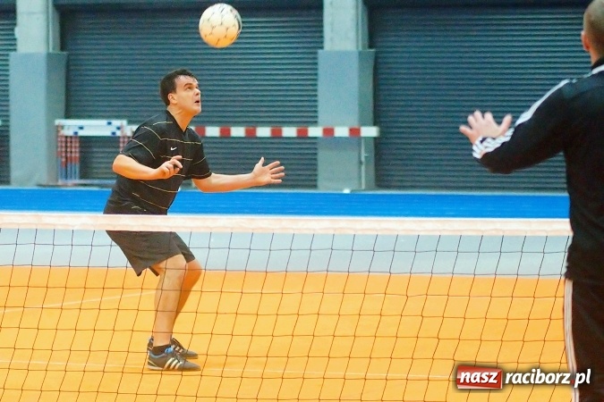 Zdjęcie w galerii na portalu naszraciborz.pl: Byli gracze Ekstraklasy wygrali turniej siatkonogi. Strażacy z Wodzisławia drudzy wiadomości z regionu