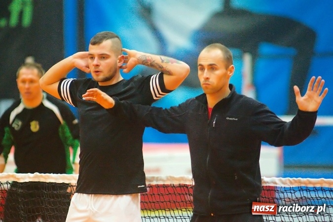 Zdjęcie w galerii na portalu naszraciborz.pl: Byli gracze Ekstraklasy wygrali turniej siatkonogi. Strażacy z Wodzisławia drudzy wiadomości z regionu