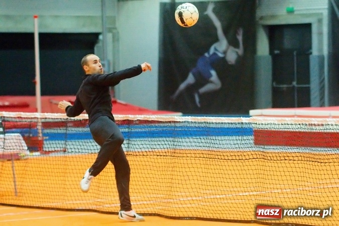 Zdjęcie w galerii na portalu naszraciborz.pl: Byli gracze Ekstraklasy wygrali turniej siatkonogi. Strażacy z Wodzisławia drudzy wiadomości z regionu