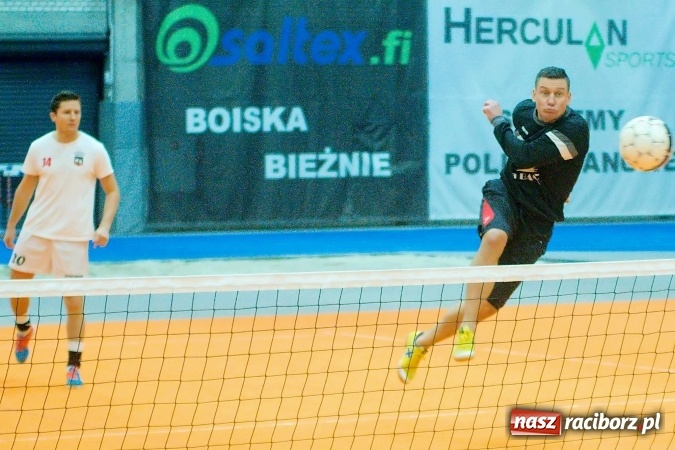 Zdjęcie w galerii na portalu naszraciborz.pl: Byli gracze Ekstraklasy wygrali turniej siatkonogi. Strażacy z Wodzisławia drudzy wiadomości z regionu