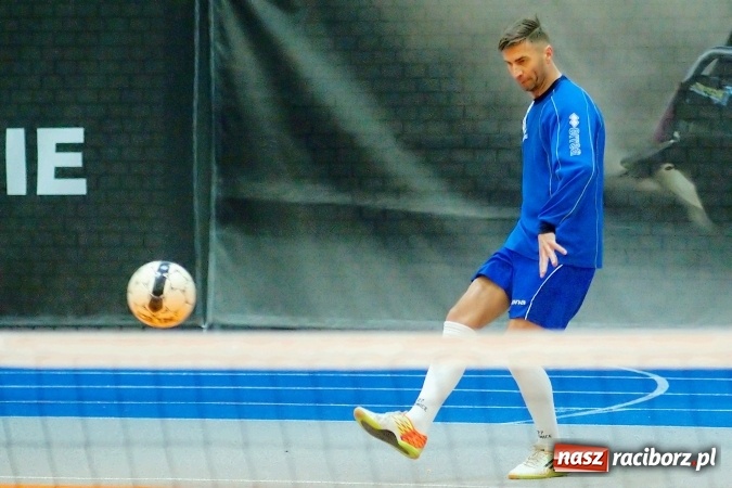 Zdjęcie w galerii na portalu naszraciborz.pl: Byli gracze Ekstraklasy wygrali turniej siatkonogi. Strażacy z Wodzisławia drudzy wiadomości z regionu